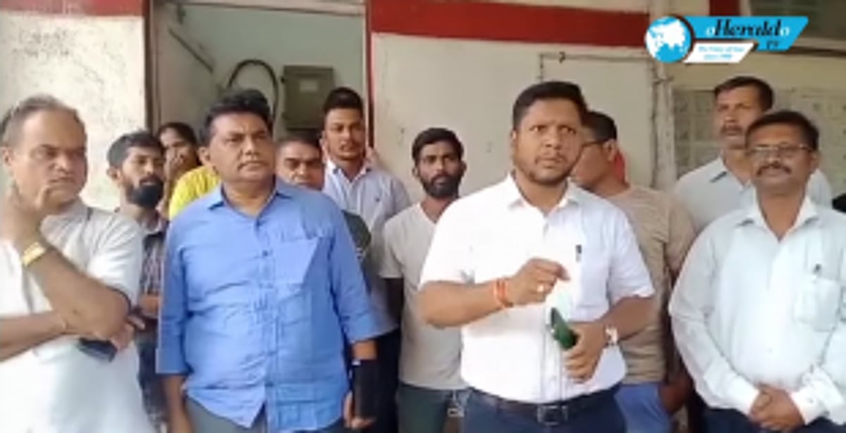 Delegation of retrenched  postmen meet N Goa MP