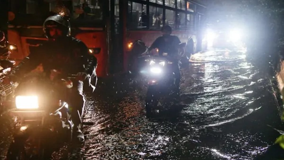Delhi Rains Cause 3-Hour Traffic Jams, Waterlogging; IMD Issues Red Alert After Sudden Downpour