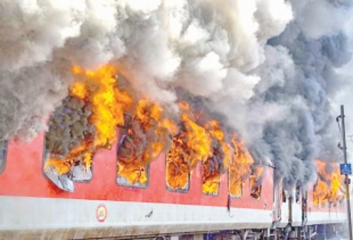 Delhi-Vizag AP Express catches fire in MP; no injuries reported