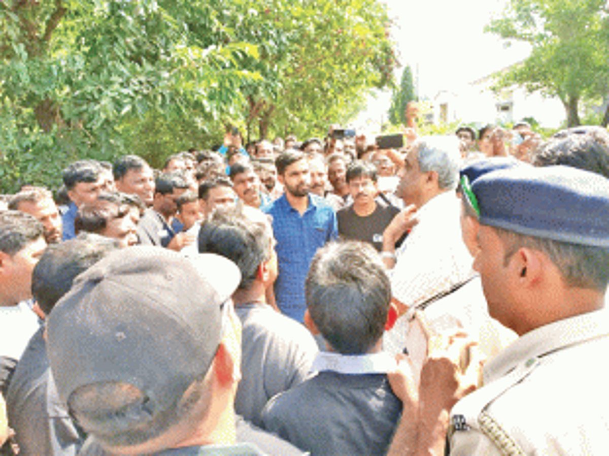 Dependents confront Sudin  over delay in restarting mining