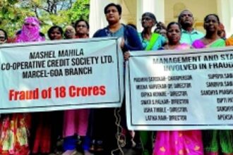 Depositers of Mashel Mahila Co-op Credit Sty protest at Azad Maidan