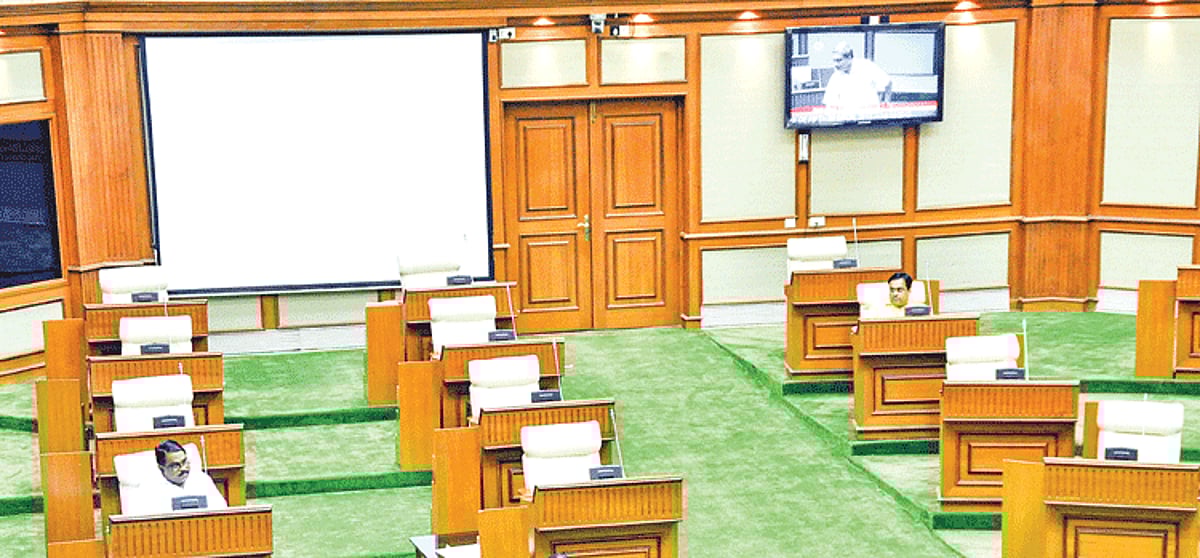 Deputy Speaker Anand Shet (left) and Bicholim Independent MLA Naresh Sawal (right) sitting among vacant seats belonging to Opposition Congress MLAs