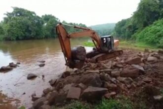 Desiltation work at Khandepar river begins