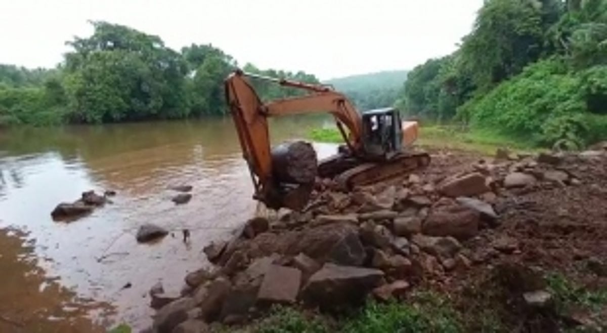 Desiltation work at Khandepar river begins
