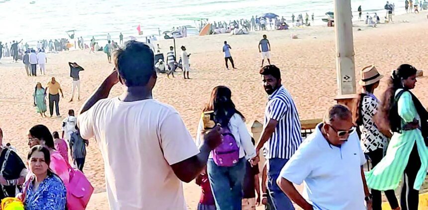 Despite public drinking being prohibited on the beach, tourists keep flouting rules 1 Despite public drinking being prohibited
on the beach, tourists keep flouting rules