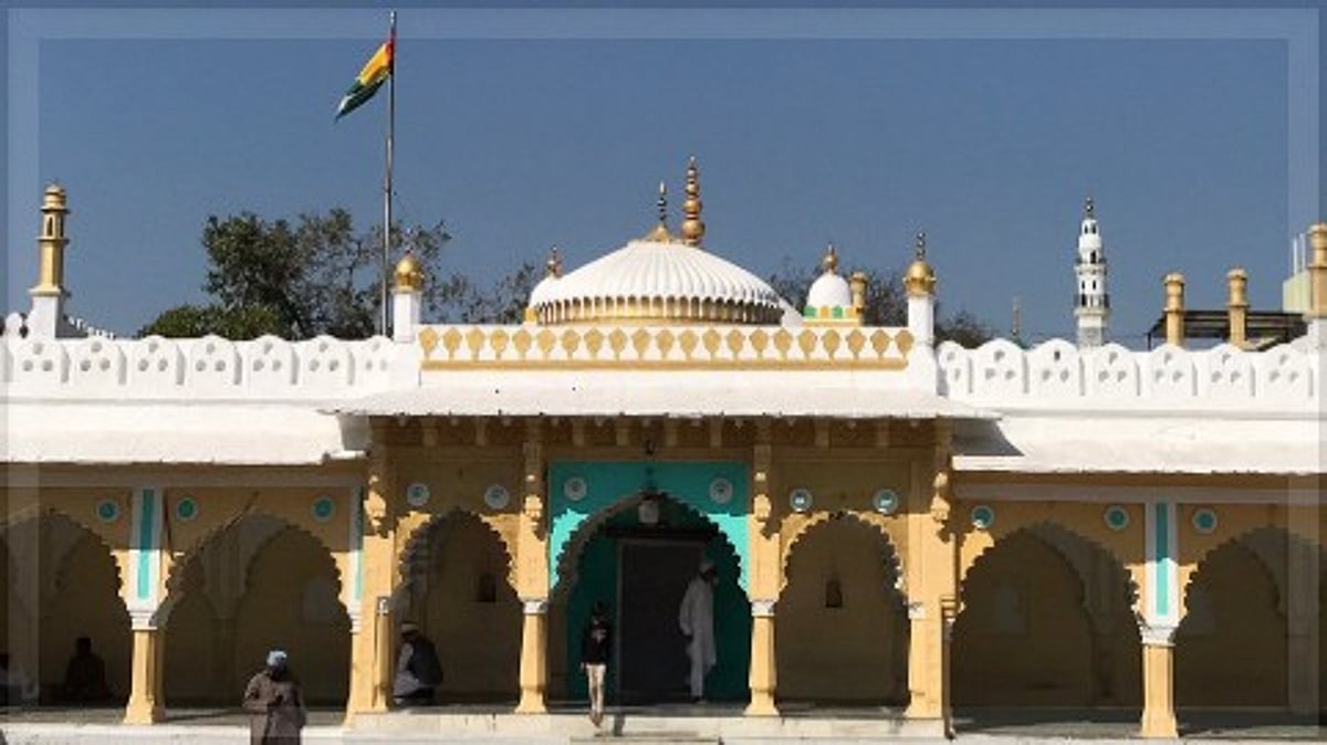 Devendra Fadnavis Responds to Calls for Removal of Aurangzeb’s Grave, Stresses Legal Protection