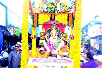 Devotees bid farewell to Lord Ganesh