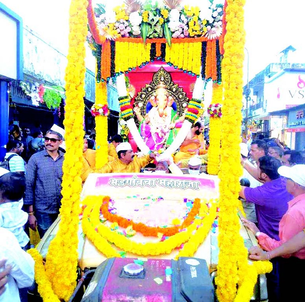Devotees bid farewell to Lord Ganesh