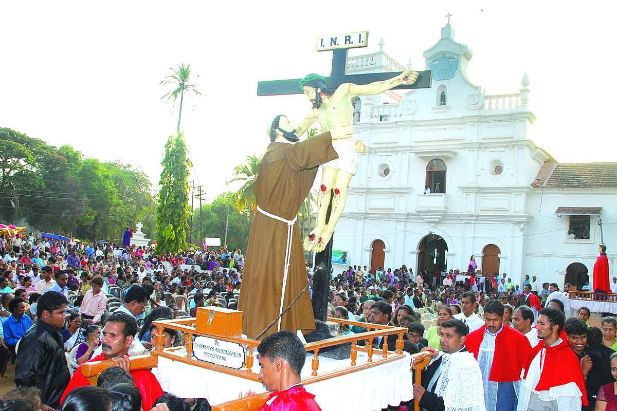 Devotees carrying a statue at the procession of Saints at Goa Velha.                      Photo by Rozario Estibeiro