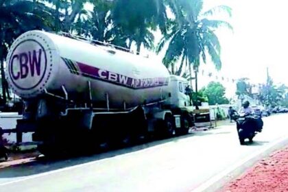 Devotees struggle as broken tanker
blocks Borim Church access