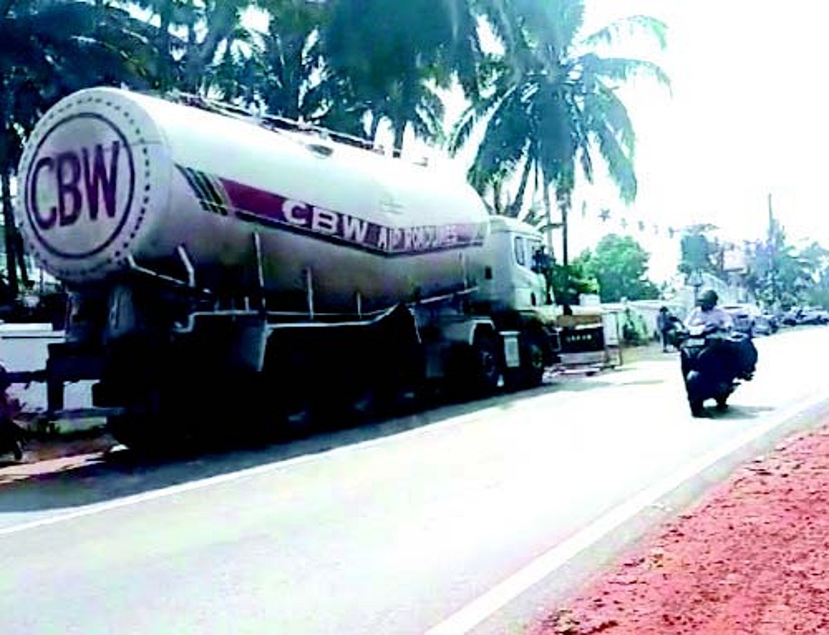 Devotees struggle as broken tanker
blocks Borim Church access