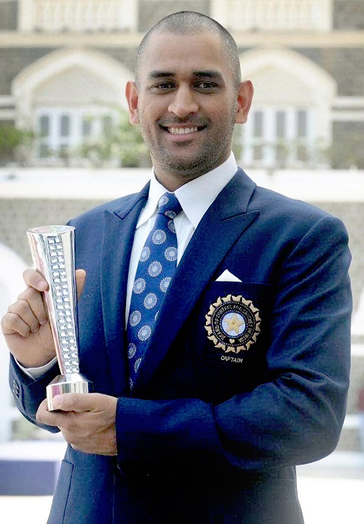 Dhoni’s new hairstyle is classy and cool