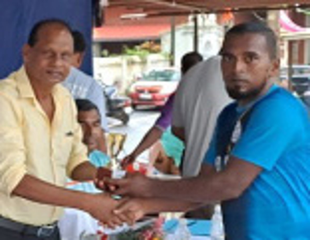 Dicarpale SC down Carmona