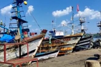 Dilapidated fishing jetty at Kharewado is finally being repaired