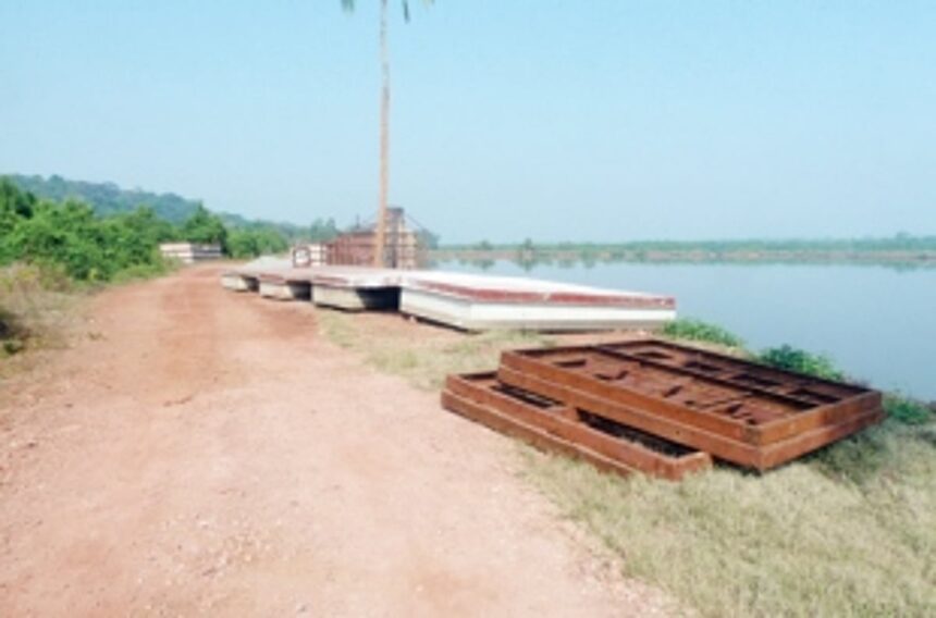 Dismantled pontoon lies unattended at Quelossim