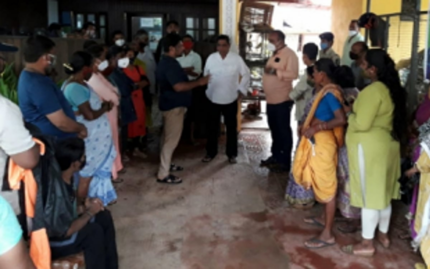 Displaced GMC vendors protest in front of MLA’s house 1 Displaced GMC vendors protest in front of MLA’s house