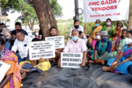 Displaced GMC  vendors visit temple,  offer prayers