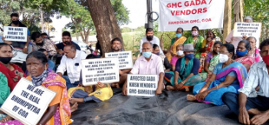 Displaced GMC  vendors visit temple,  offer prayers