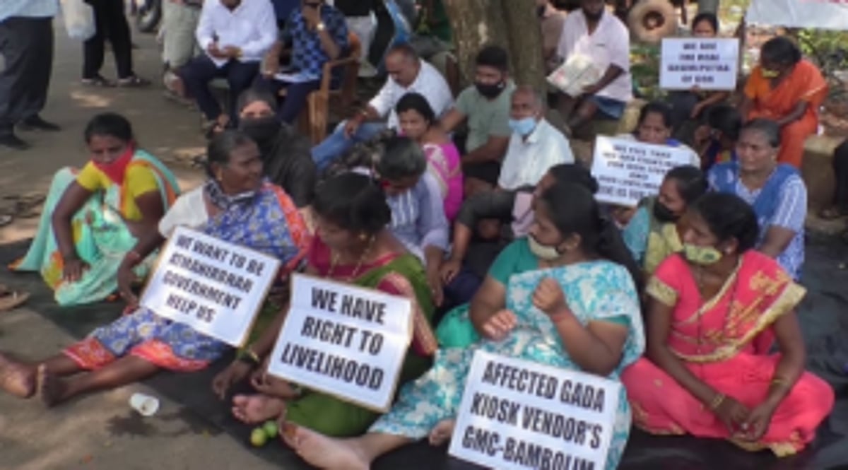 Displaced kiosk owners withdraw   chain hunger strike