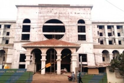 District Hospital DELAY deprives people of South MEDICAL CARE