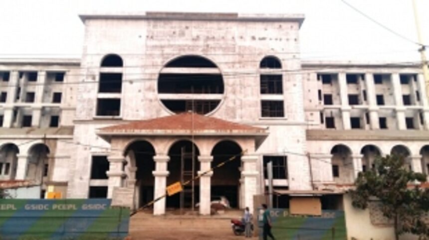 District Hospital DELAY deprives people of South MEDICAL CARE