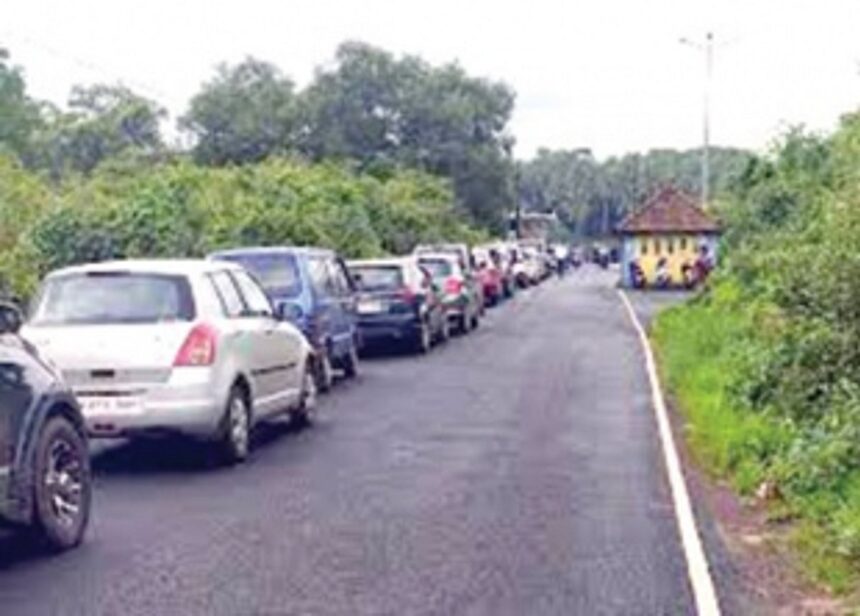 Divar residents, tourists and ferry crossing woes 1 Divar residents, tourists and ferry crossing woes