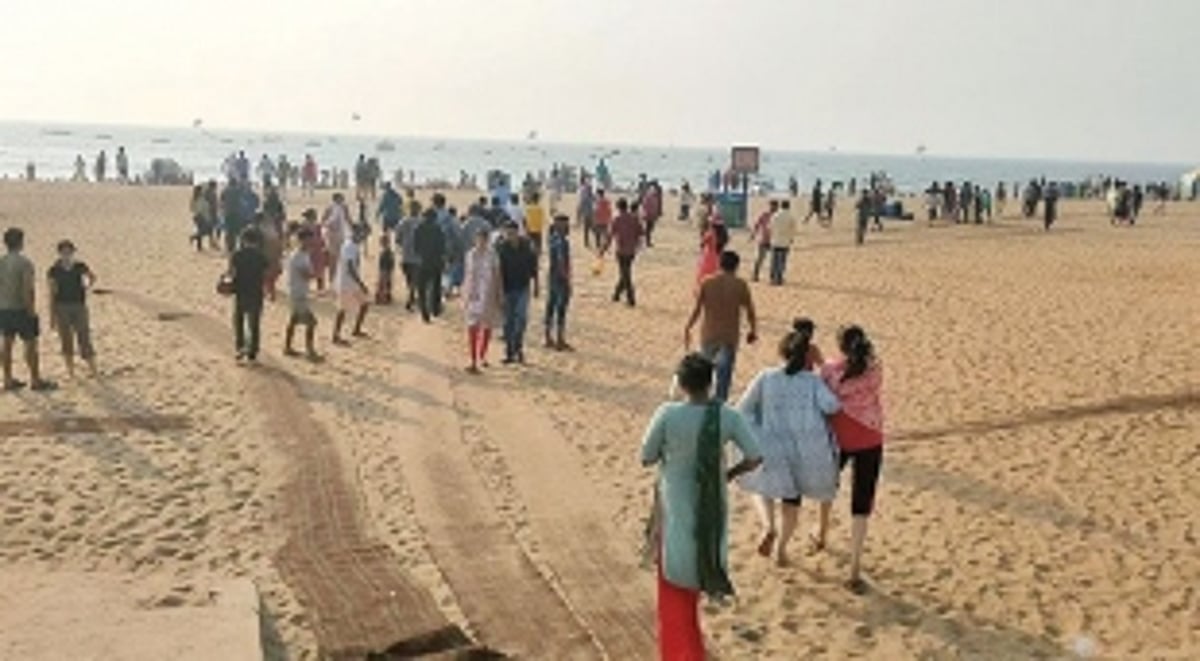 Domestic tourists in North Goa coast violating COVID norms!
