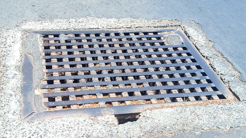 Drain Gratings on Panjim’s D B Road Pose Major Hazard to Two-Wheeler Riders 1 Drain Gratings on Panjim’s D B Road Pose Major Hazard to Two-Wheeler Riders