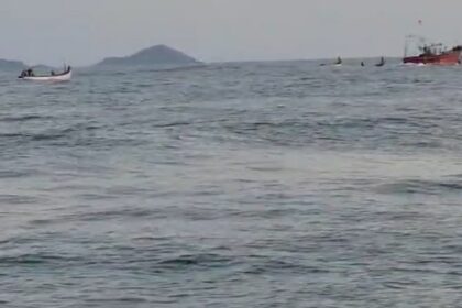 Dramatic hot chase of Malpem trawlers by Goan traditional fishermen