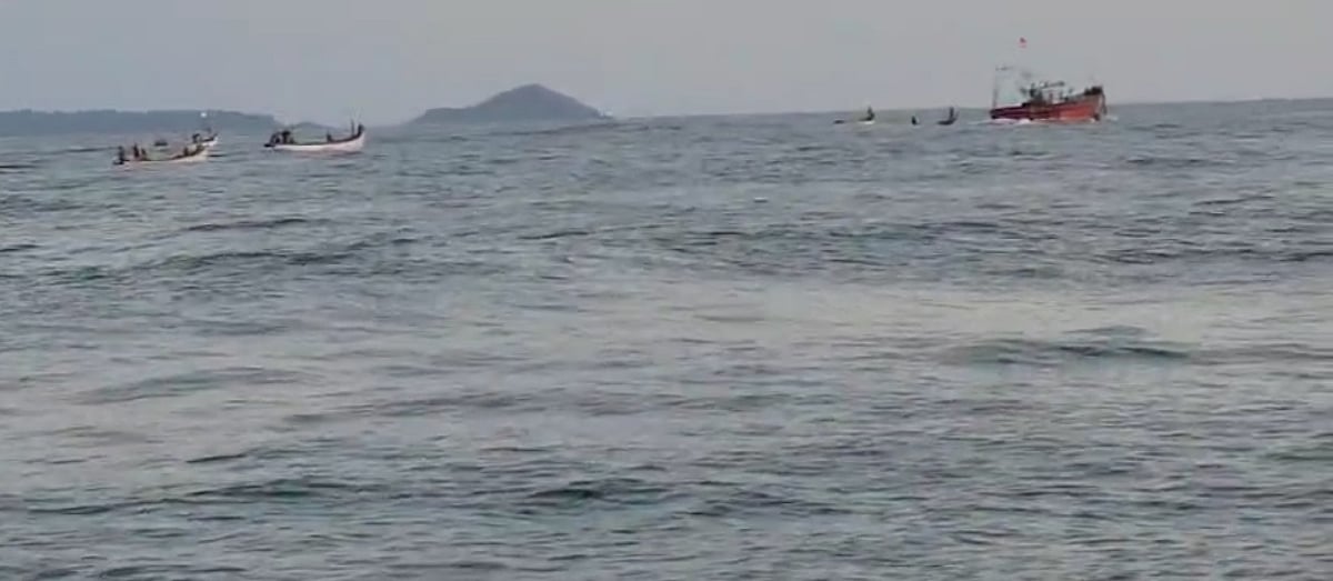 Dramatic hot chase of Malpem trawlers by Goan traditional fishermen