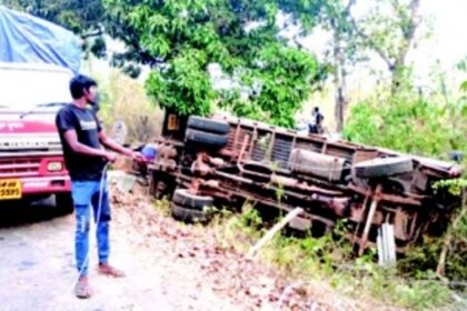 Driver loses control of cement truck near Agonda, one injured