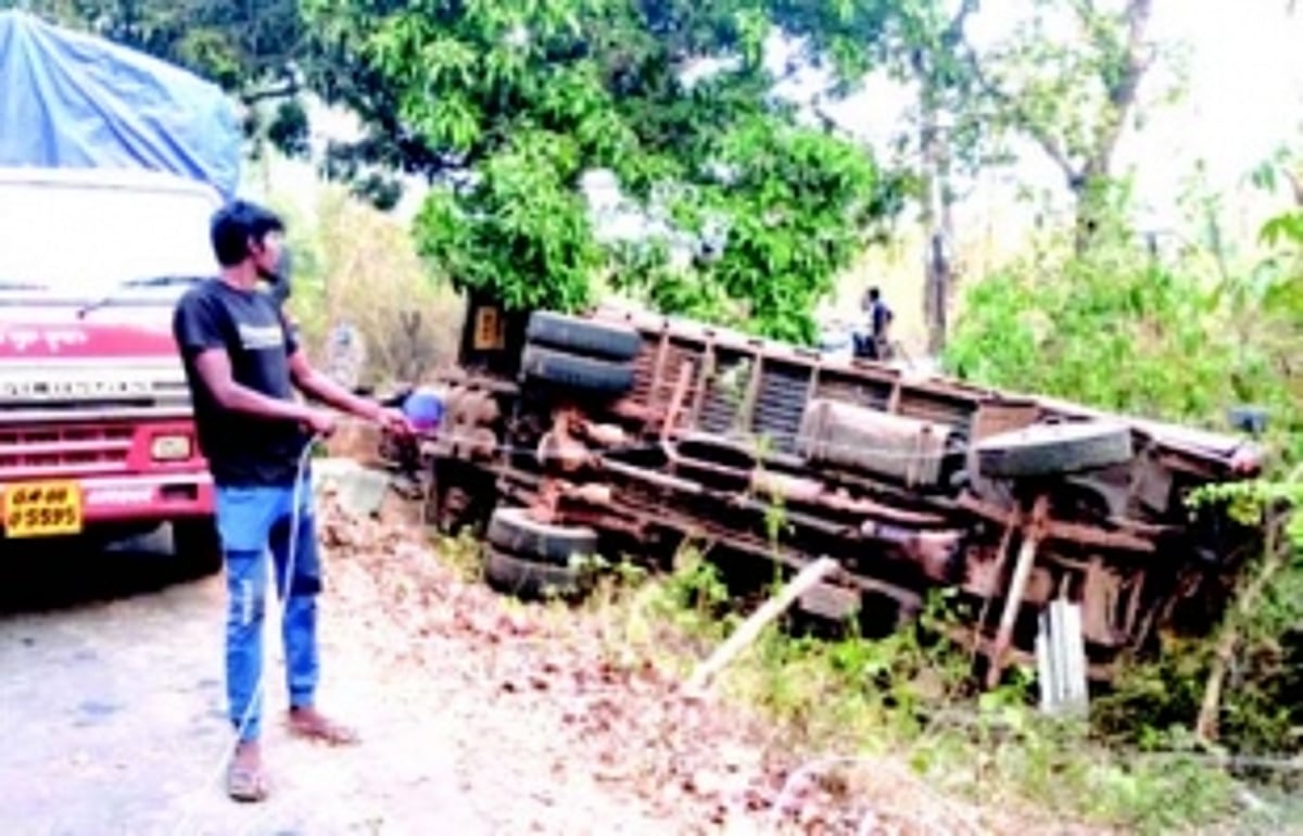Driver loses control of cement truck near Agonda, one injured