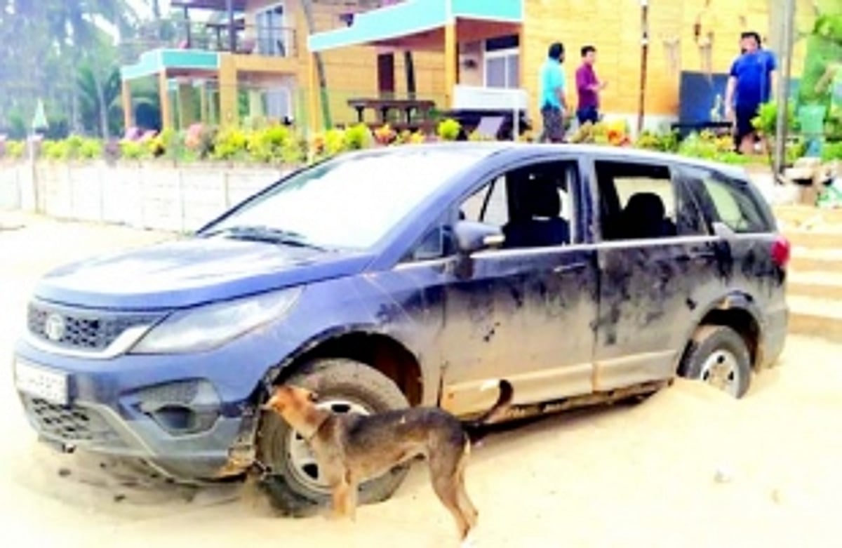 Drunk tourists drive SUV on Agonda Beach; get stuck, then fined