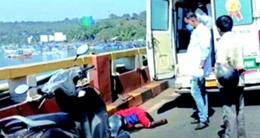 Drunken man sleeps on Mandovi Bridge, creates chaos, traffic jam
