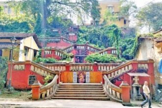 Due to CCP’s negligence, pedestrians and tourists  compelled to avoid stairway leading to Altinho