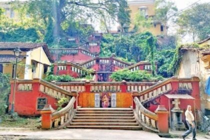 Due to CCP’s negligence, pedestrians and tourists  compelled to avoid stairway leading to Altinho