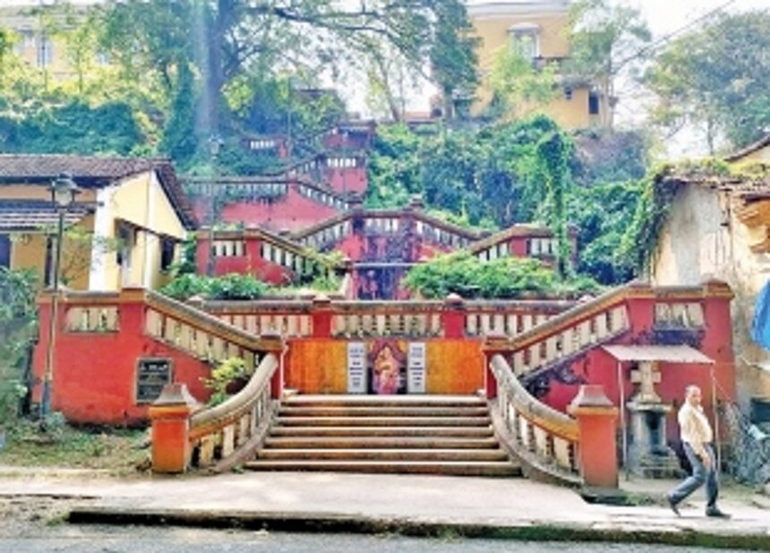 Due to CCP’s negligence, pedestrians and tourists compelled to avoid stairway leading to Altinho