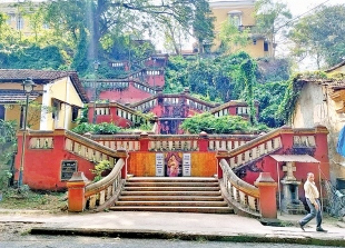 Due to CCP’s negligence, pedestrians and tourists  compelled to avoid stairway leading to Altinho