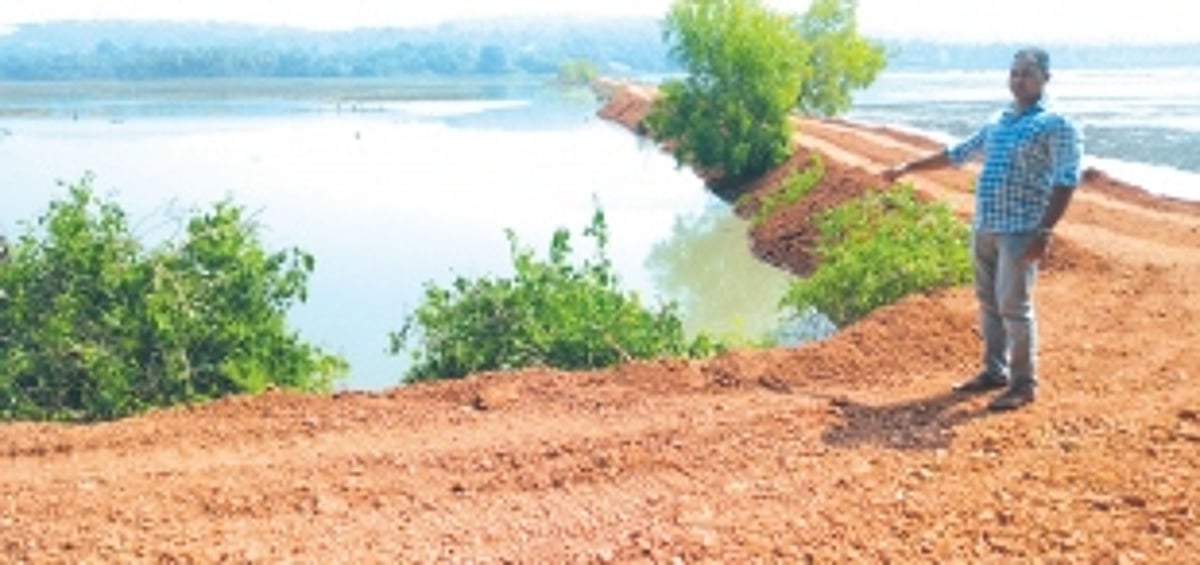 Due to fishing in inundated fields, work on long-awaited Kundaim-Chickhalpaine bhandara halted