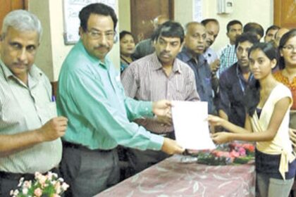 Dy CM Francis D'Souza issuing the first admission form to Ananiya Venkatesh Prabhudessai