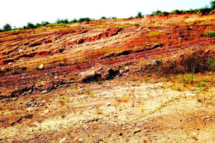 Dy Collector issues stop work order on illegal
hill cutting in Xeldem