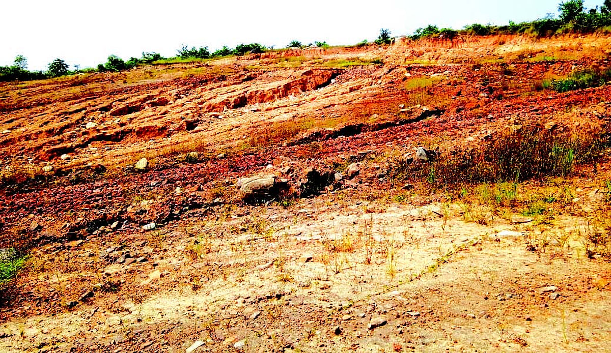 Dy Collector issues stop work order on illegal
hill cutting in Xeldem