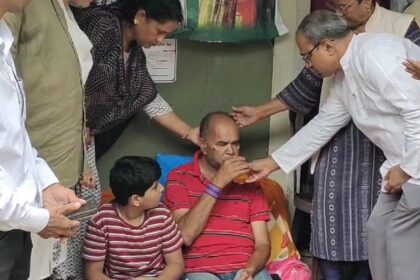 EARLY DIWALI-Premanand Naik breaks fast on 10th Day; others continue chains hunger strike