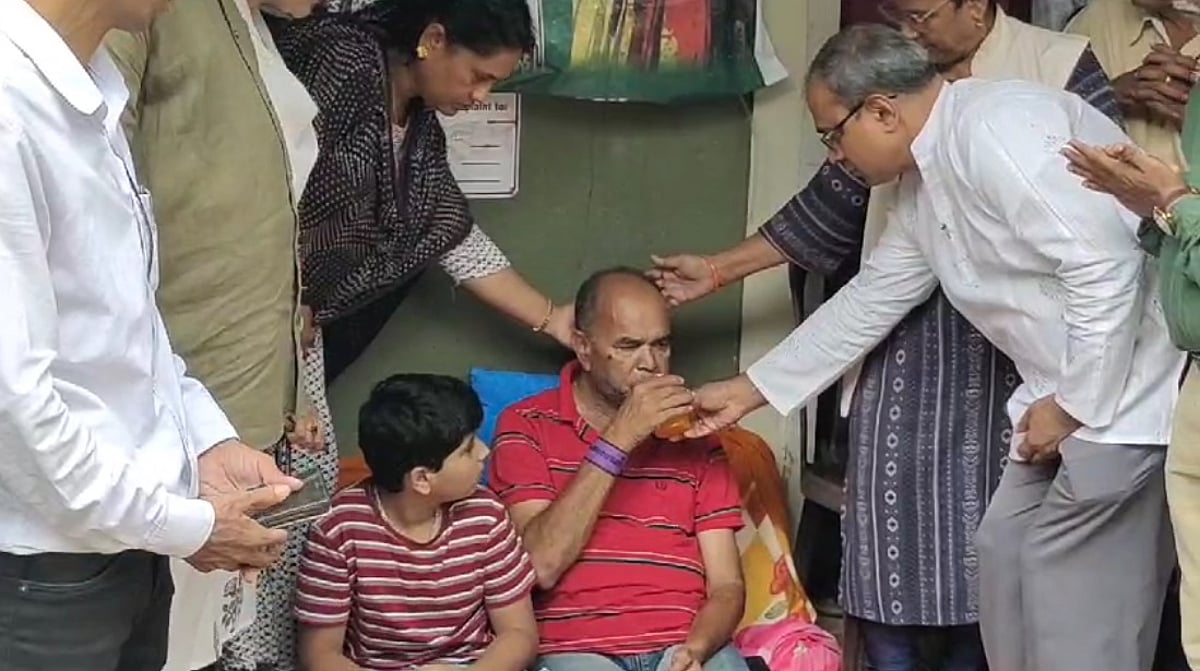 EARLY DIWALI-Premanand Naik breaks fast on 10th Day; others continue chains hunger strike