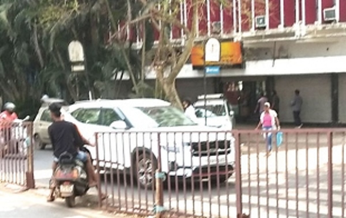 Easy crossing for riders over dividers near Panjim market