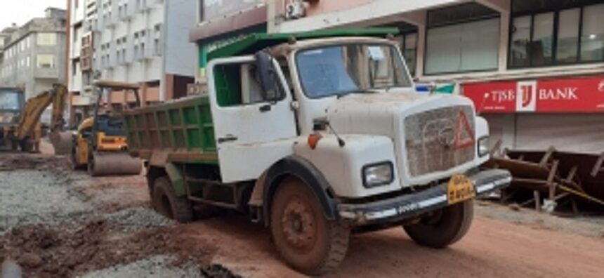 Eighth truck falls prey to Panjim’s Smart roads