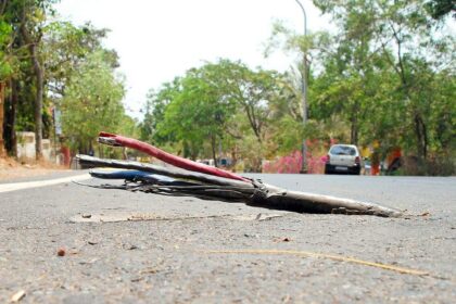 Electric cables exposed in the middle of the road at Altinho, Panjim opposite State Election Commission office.                             Photo by Rozario Estibeiro