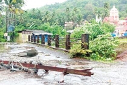 Electric pole crashes, Marcel rider  dies, pillion seriously injured