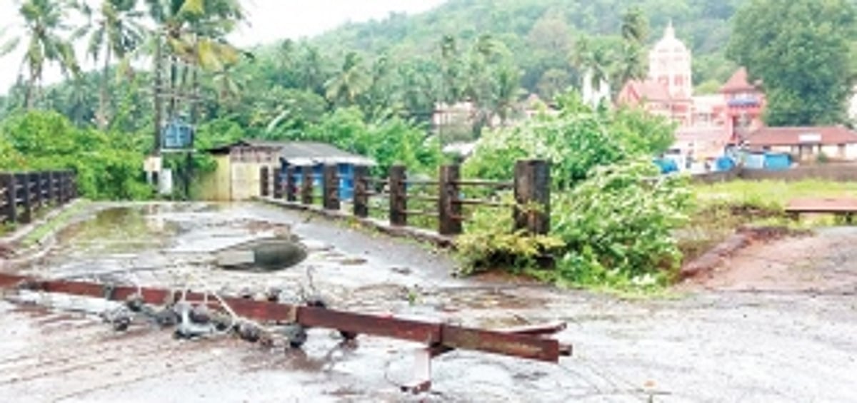 Electric pole crashes, Marcel rider  dies, pillion seriously injured