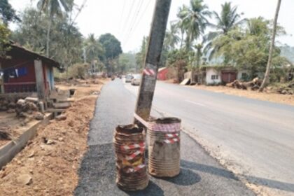 Electricity dept flayed for not removing poles on NH17-A